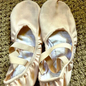 GUC Bloch ballet shoes size 6C. Run a bit small as they fit size 5 youth. Pink